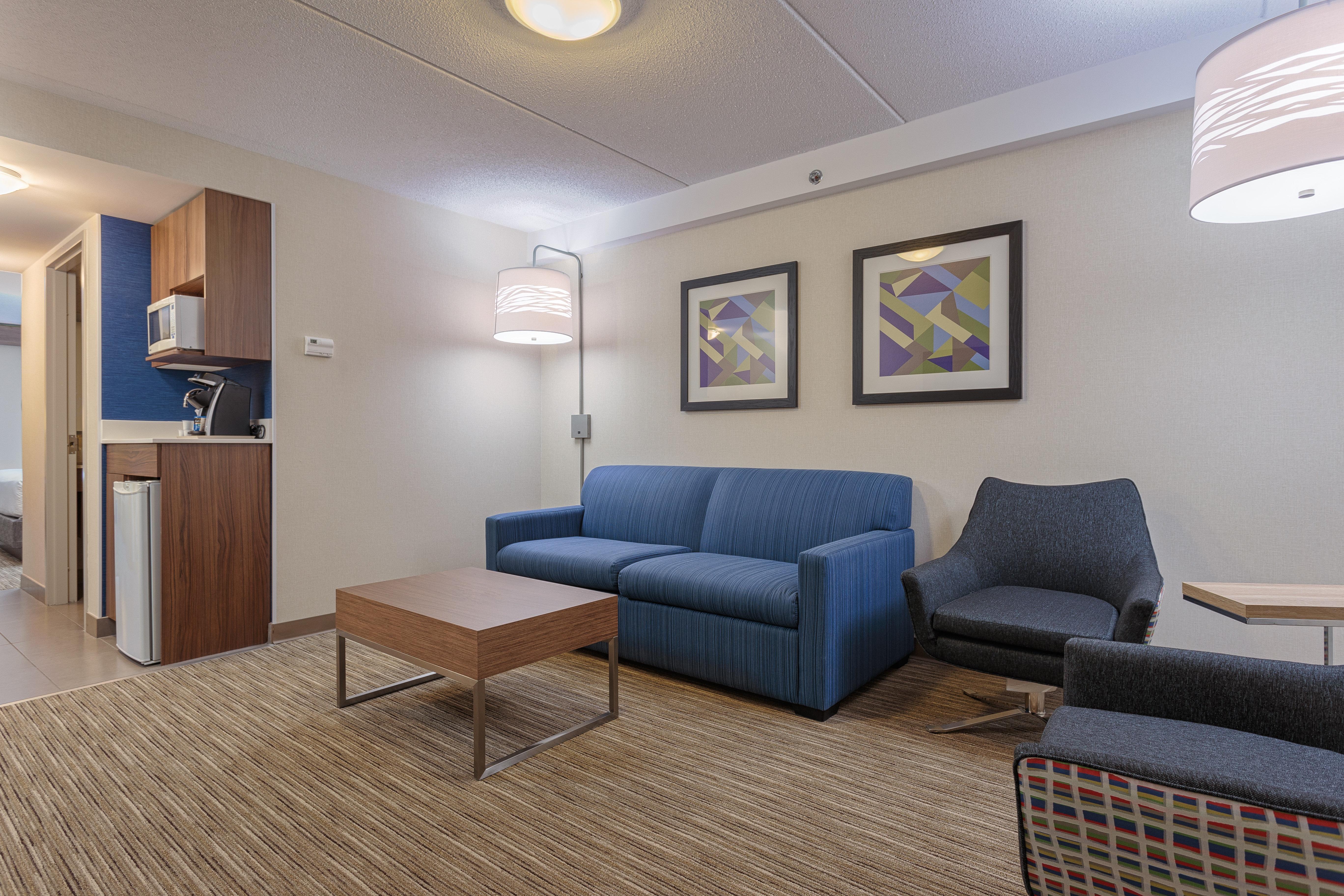 Holiday Inn Express & Suites - Belleville By Ihg Exterior foto