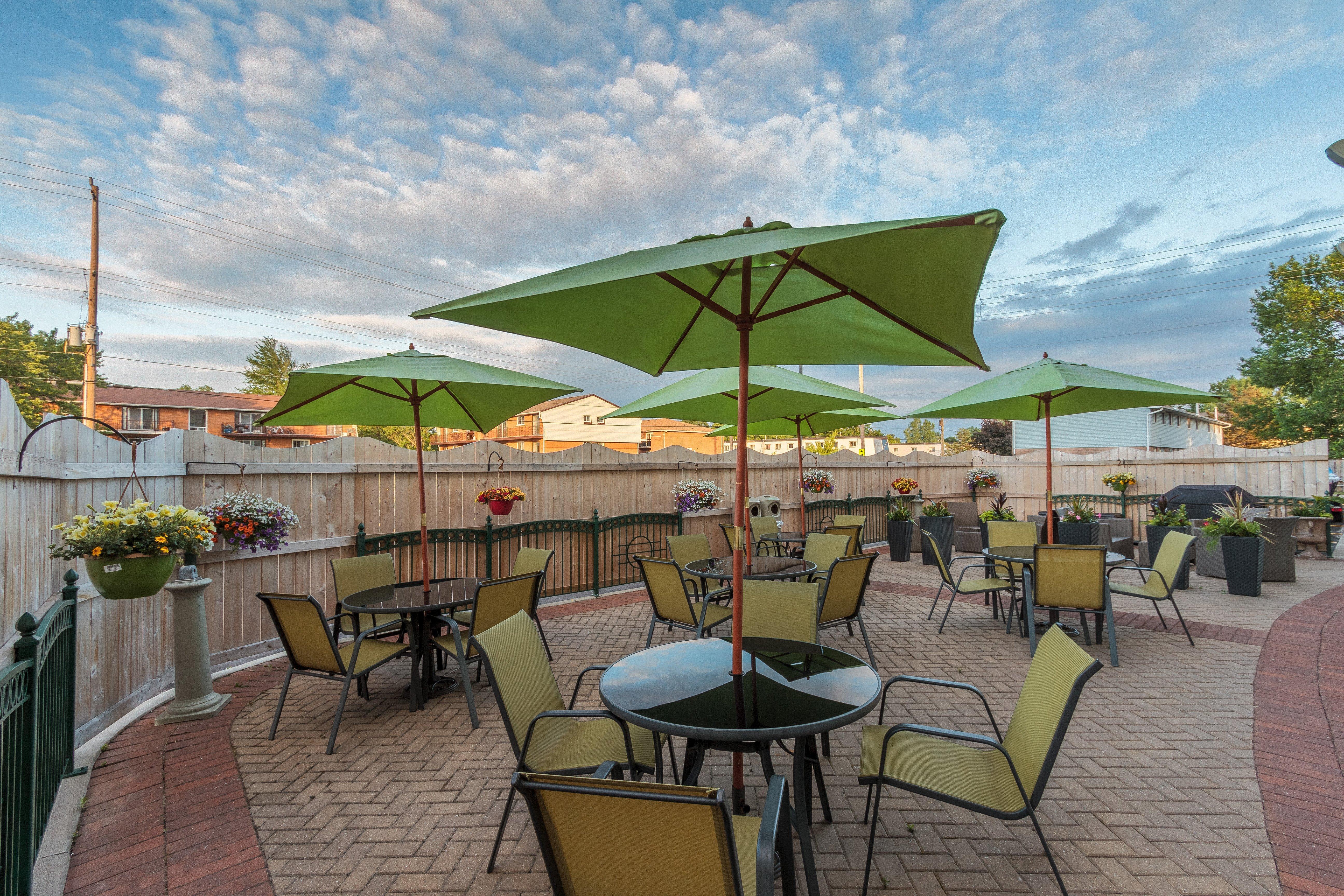 Holiday Inn Express & Suites - Belleville By Ihg Exterior foto