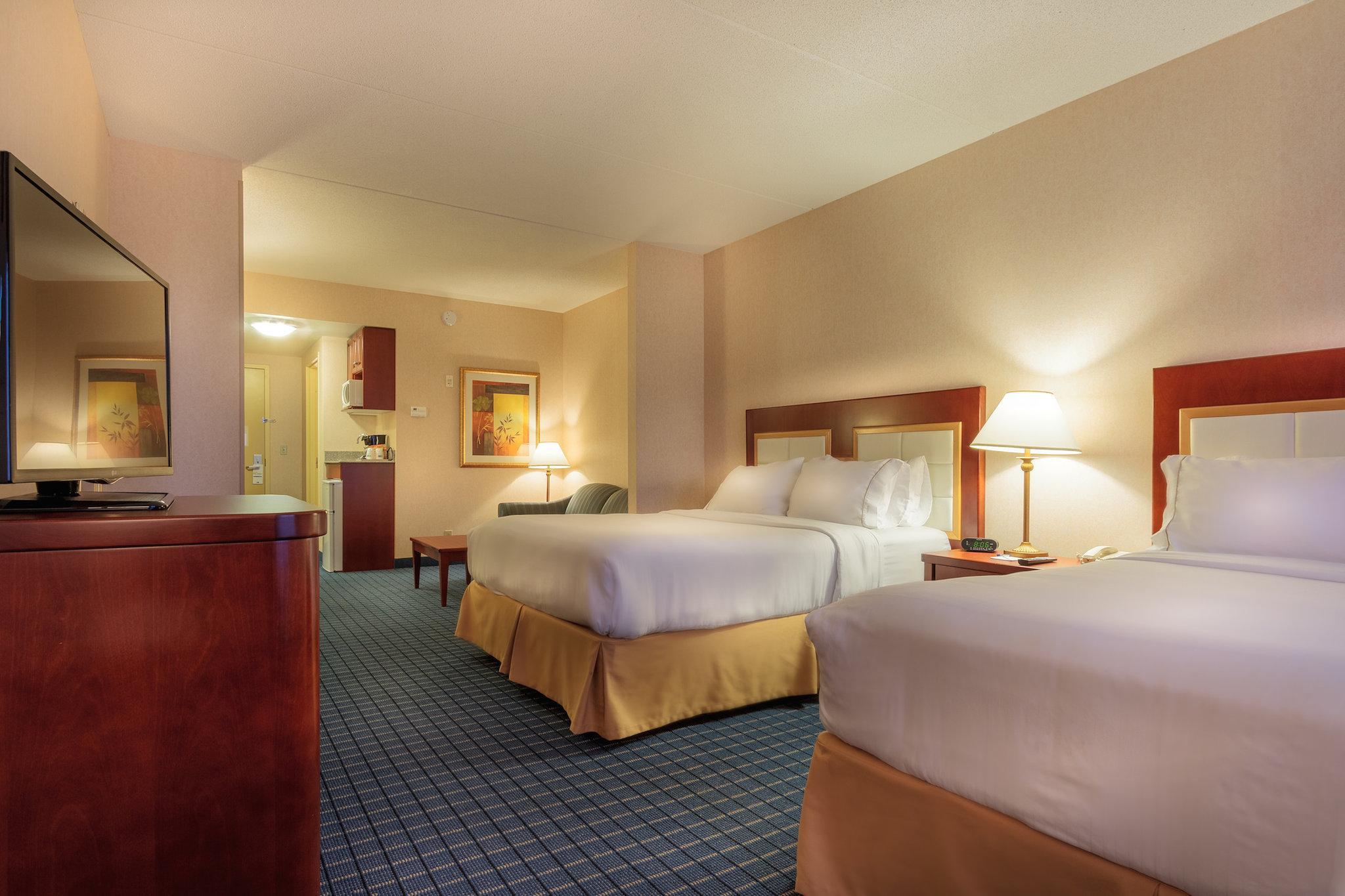 Holiday Inn Express & Suites - Belleville By Ihg Exterior foto