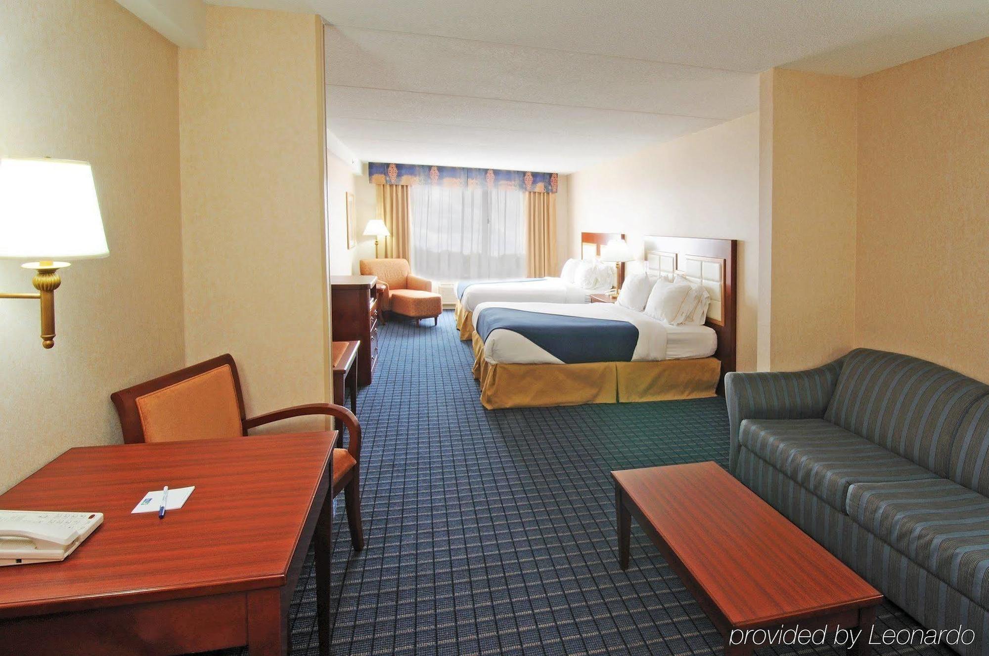 Holiday Inn Express & Suites - Belleville By Ihg Habitación foto